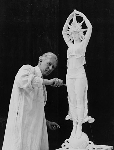 Alexander Stirling Calder (1870-1945), US-American sculptor, working on the “Star Maiden” (1915) for the Panama-Pacific International Exposition in San Francisco, California. Digital image courtesy of the United States Library of Congress.